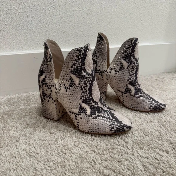 Steve Madden “Rockstar” black and white snake print heeled booties - Picture 1 of 7